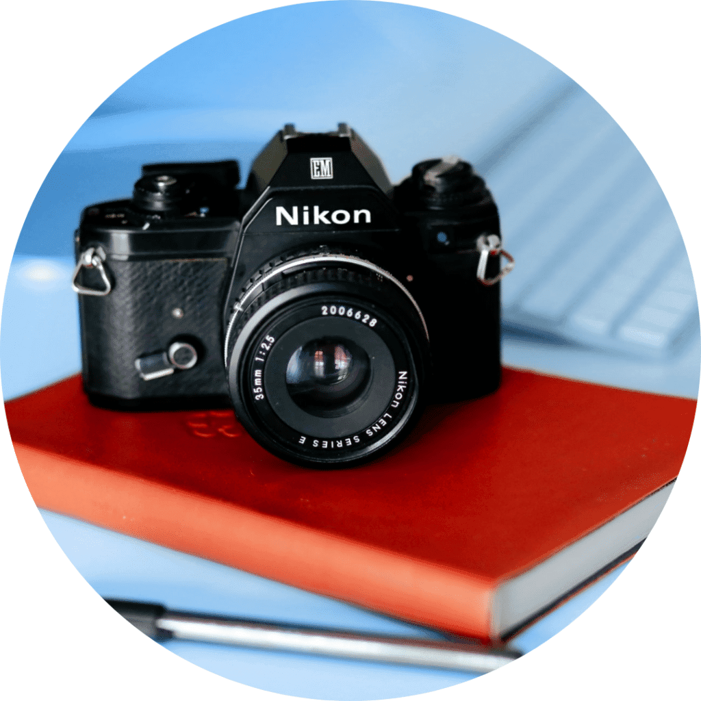 Camera op boek symboliseert het maken van employee testimonials via video en fotocontent