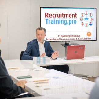 Cursisten tijdens de Training Data-driven Employer Branding & Recruitment door trainer Yves Pilet