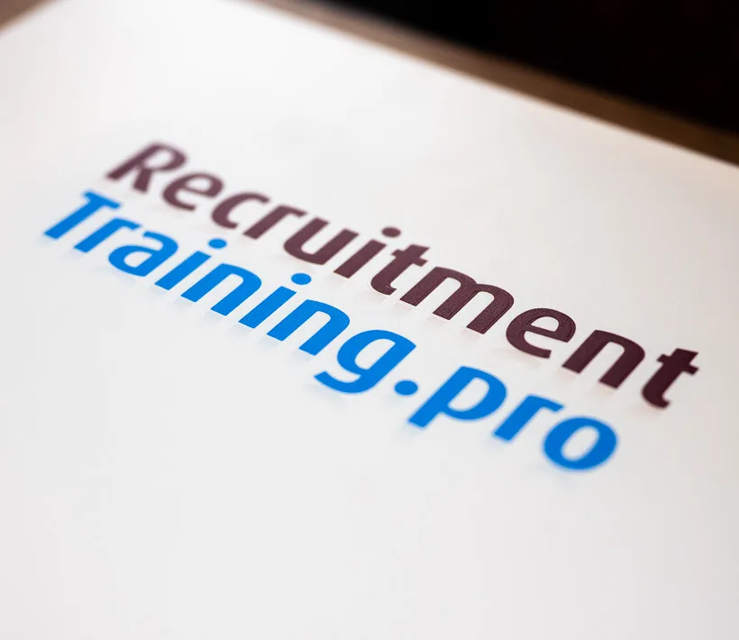 RecruitmentTrainingPro logo op computer