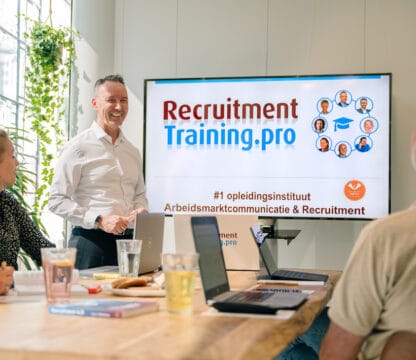 Deelnemers in trainingsruimte van training IT recruitment strategie