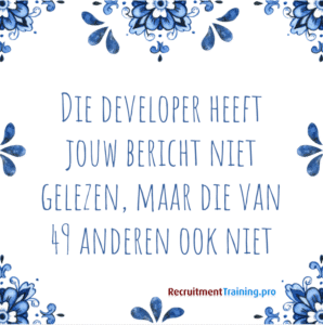 Delfts blauw tegeltje met developer sourcing quote: Die developer heeft jouw bericht niet gelezen, maar die van 49 anderen ook niet