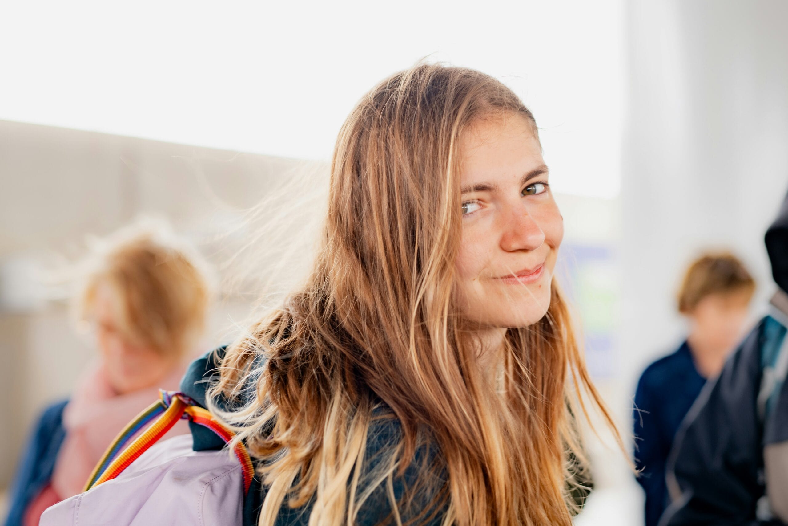 Generatie Z: jonge professional lacht op modern kantoor