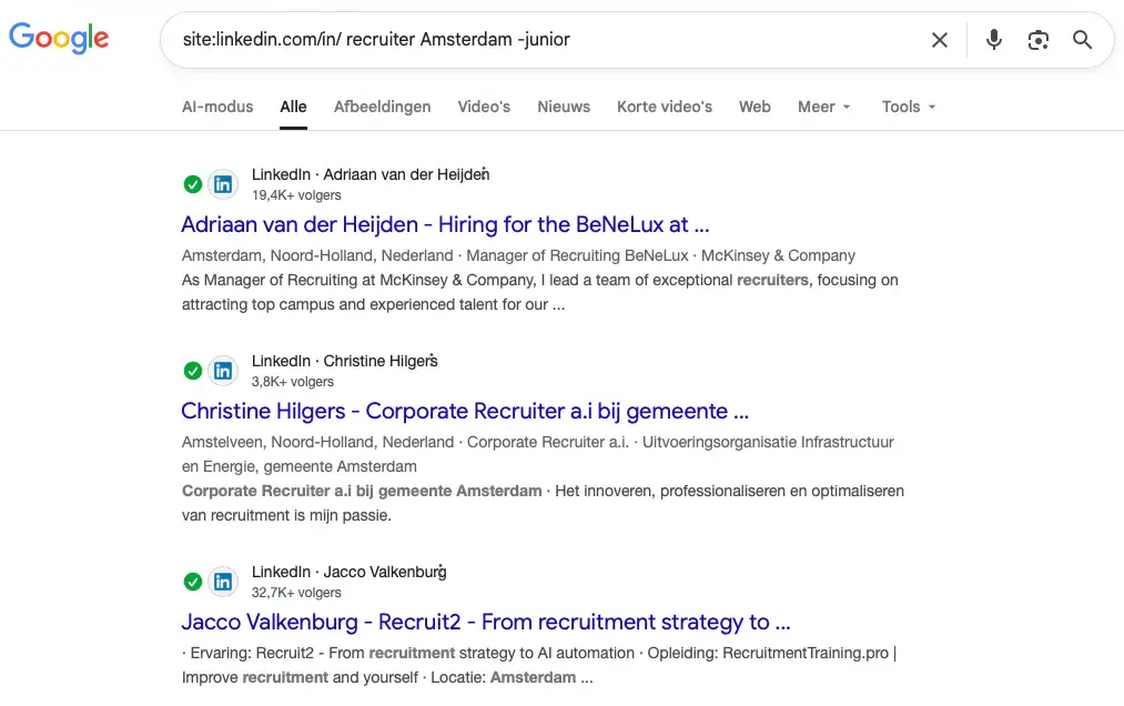 Screenshot van Google zoekresultaten voor de zoekopdracht site:linkedin.com/in/ recruiter Amsterdam -junior. De eerste drie resultaten tonen LinkedIn-profielen, inclusief hun functietitel, locatie en aantal volgers.