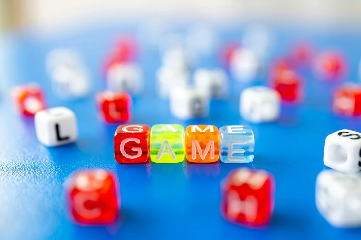 Kleurrijke letterblokjes die het woord GAME spellen, symbolisch voor game based assessment in recruitment