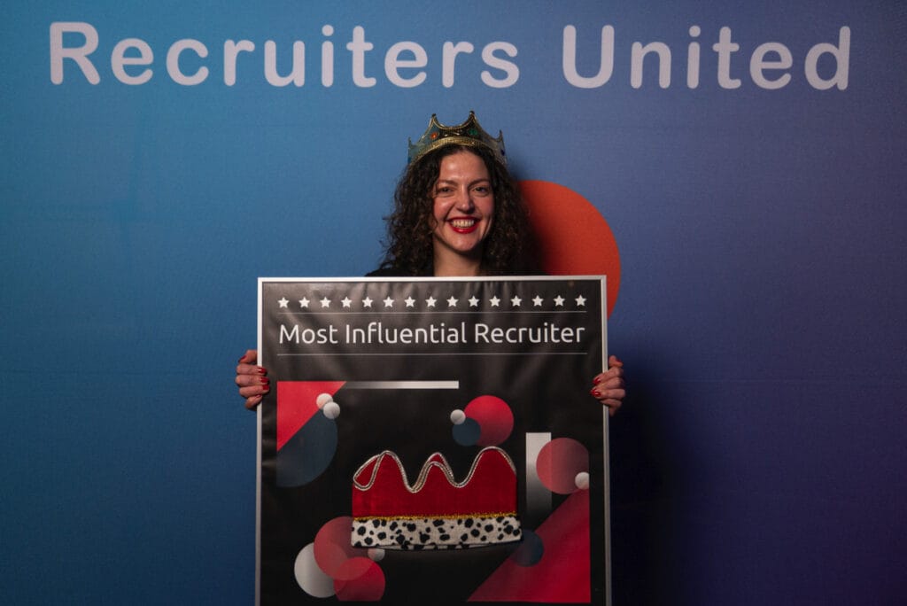 Lale Izmirli winnaar Meest Invloedrijke Recruiter 2025 met kroon en award bij Recruiters United