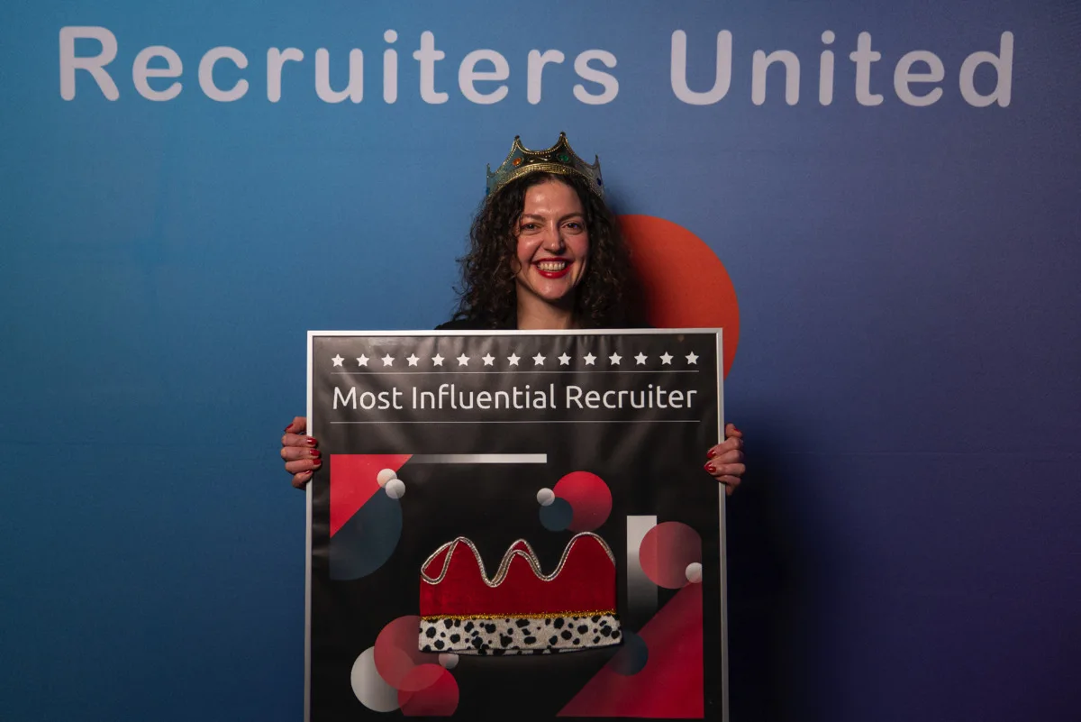 Lale Izmirli winnaar Meest Invloedrijke Recruiter 2025 met kroon en award bij Recruiters United