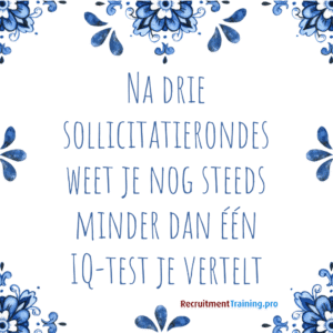 Delfts blauw tegeltje met recruitmentwijsheid: Na drie sollicitatierondes weet je nog steeds minder dan één IQ-test je vertelt.