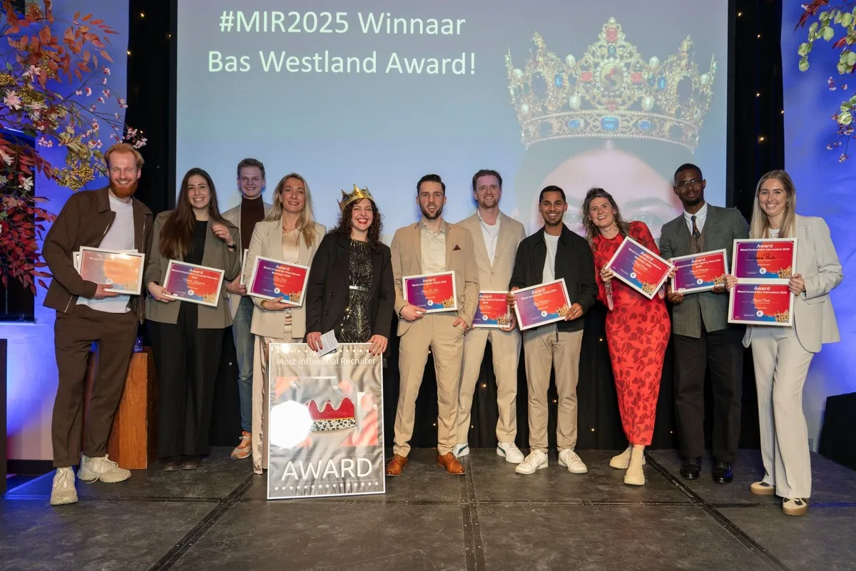 Alle winnaars Meest Invloedrijke Recruiter 2025 op het podium tijdens de Bas Westland Award uitreiking