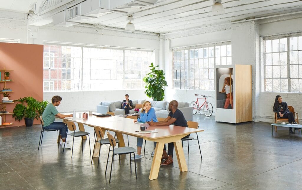 Diverse professionals werken samen in een open kantoorruimte van een Nederlandse startup